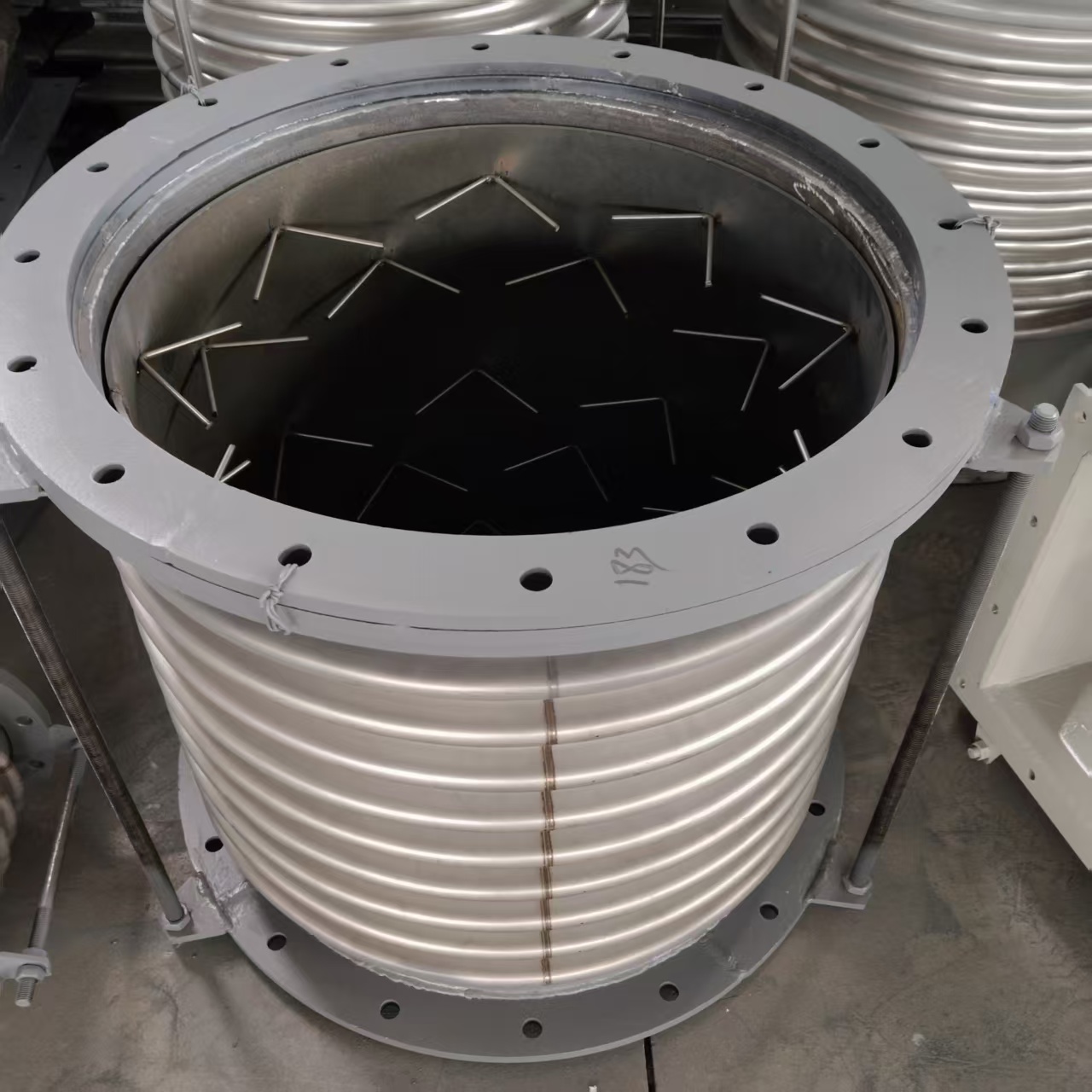 軸向澆筑波紋伸縮節-高溫軸向波紋補償器-內壓靶釘管道膨脹節